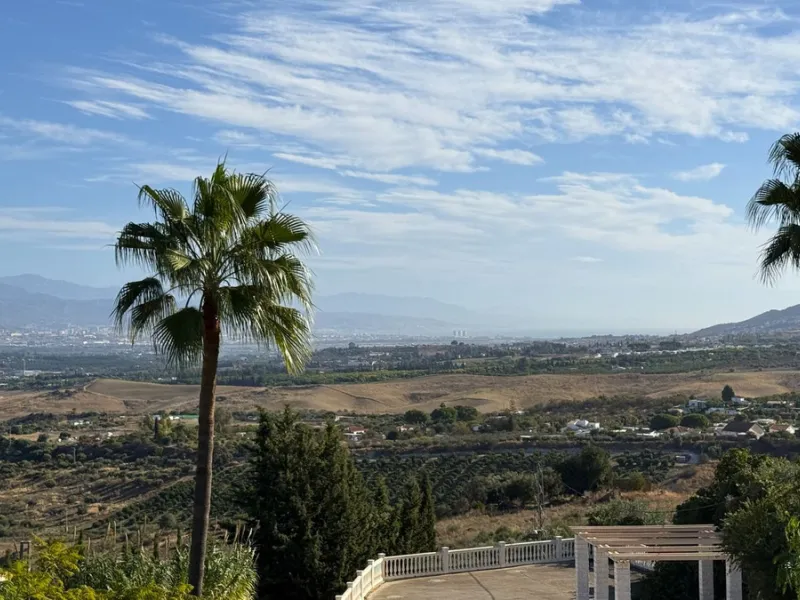 This impressive property is situated in an amazing location with views to the bay of Málaga and the Sierra de Mijas mountains.