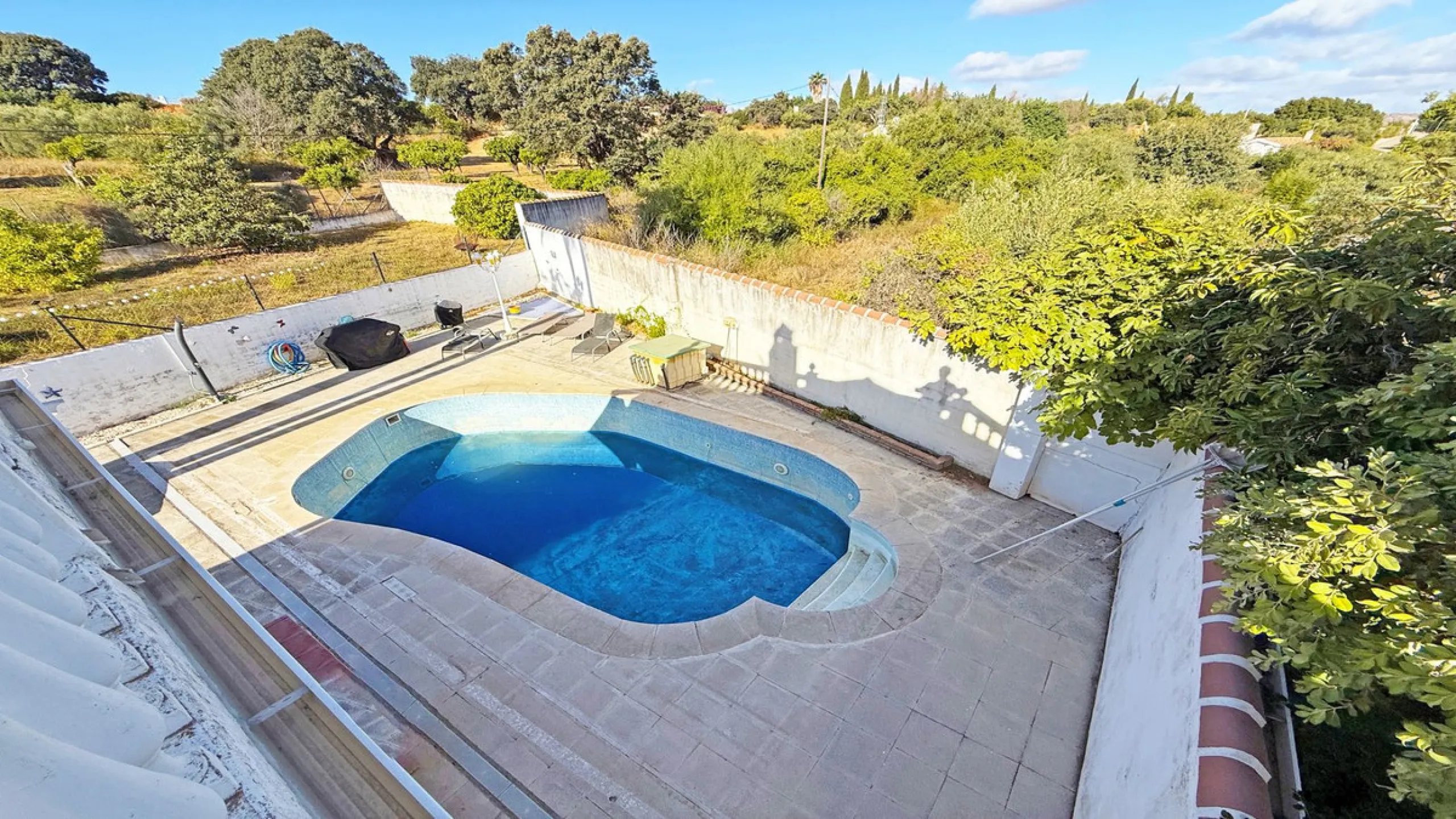 This impressive property is situated in an amazing location with views to the bay of Málaga and the Sierra de Mijas mountains.