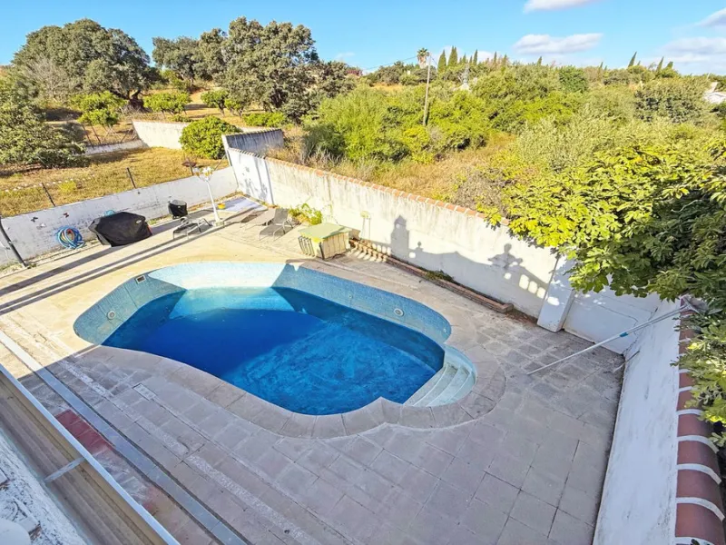 This impressive property is situated in an amazing location with views to the bay of Málaga and the Sierra de Mijas mountains.