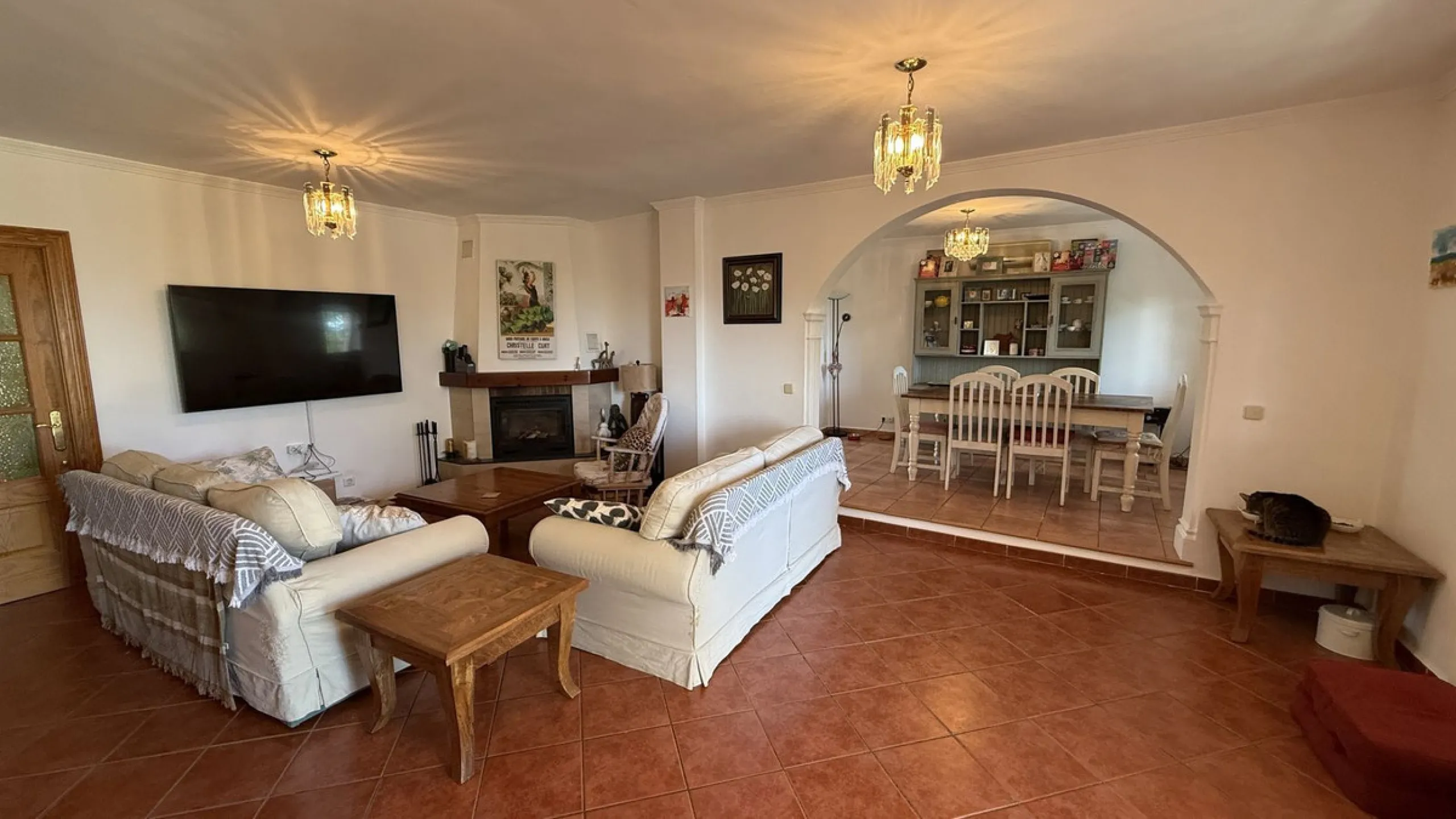 This impressive property is situated in an amazing location with views to the bay of Málaga and the Sierra de Mijas mountains.