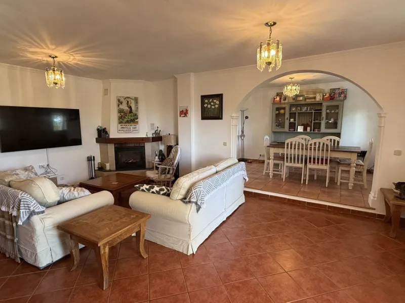 This impressive property is situated in an amazing location with views to the bay of Málaga and the Sierra de Mijas mountains.