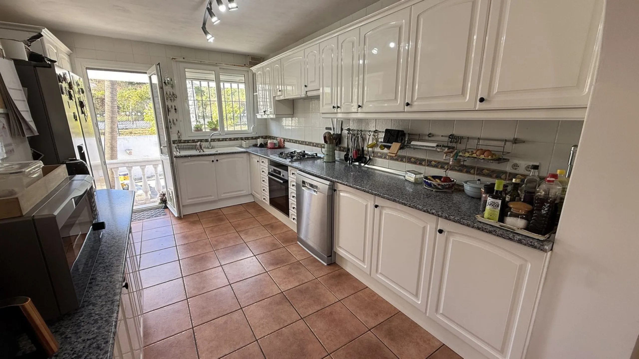 This impressive property is situated in an amazing location with views to the bay of Málaga and the Sierra de Mijas mountains.