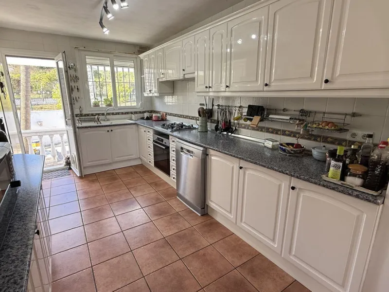 This impressive property is situated in an amazing location with views to the bay of Málaga and the Sierra de Mijas mountains.
