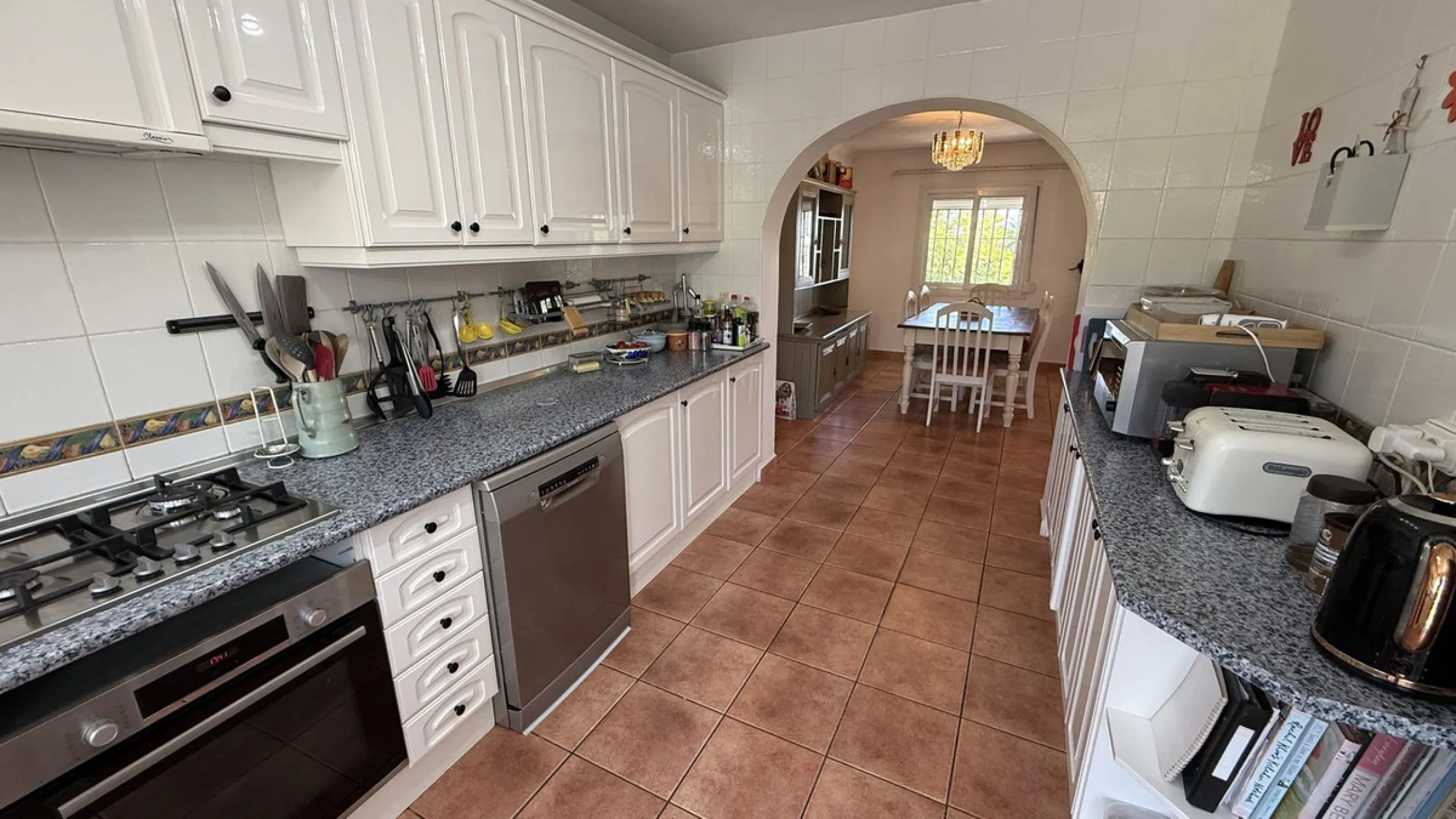 This impressive property is situated in an amazing location with views to the bay of Málaga and the Sierra de Mijas mountains.