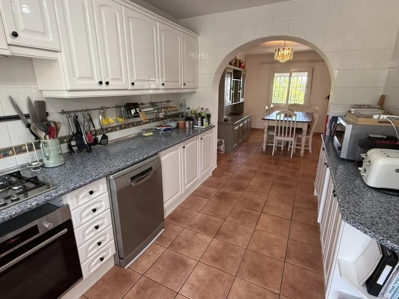 This impressive property is situated in an amazing location with views to the bay of Málaga and the Sierra de Mijas mountains.