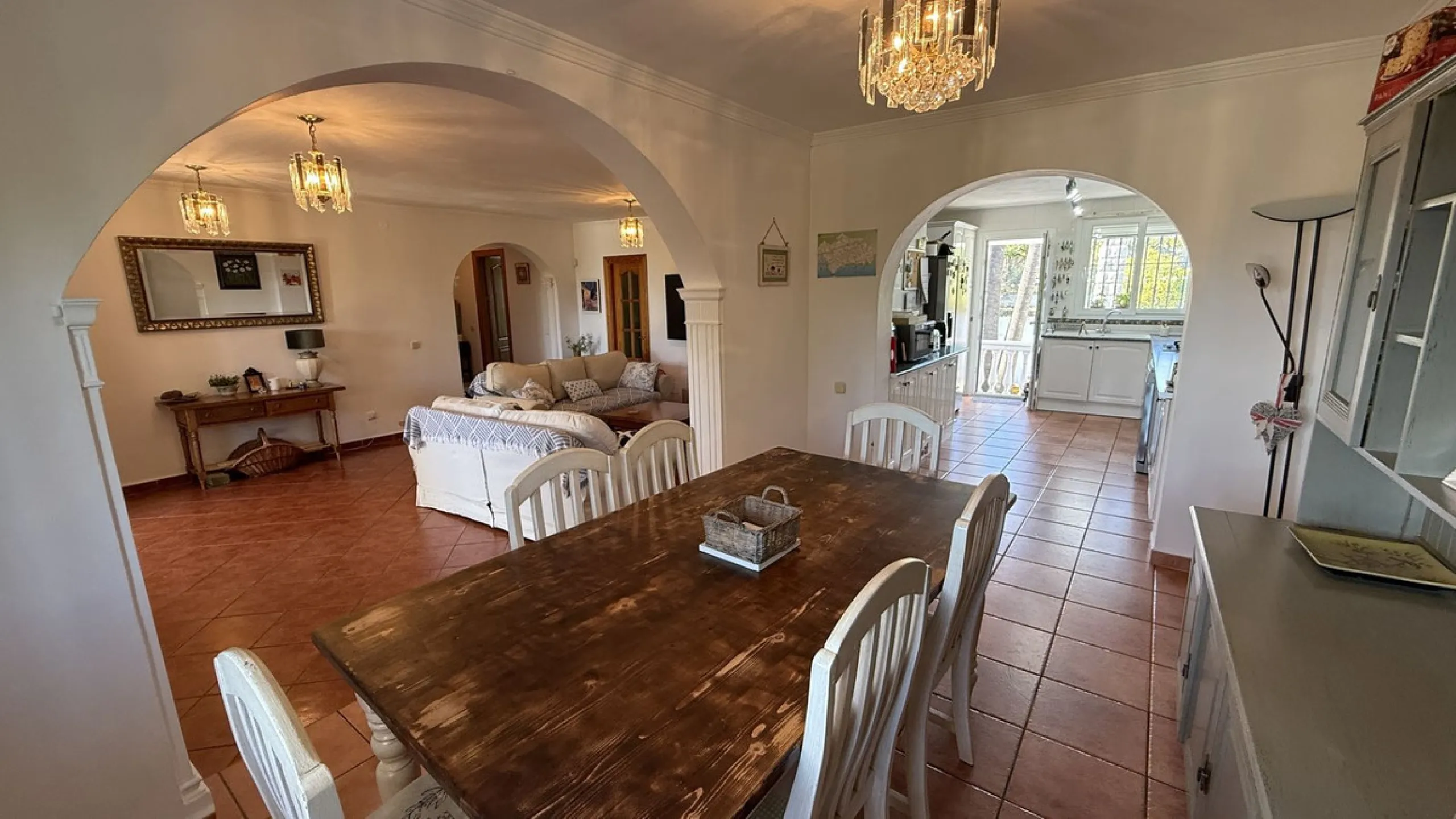 This impressive property is situated in an amazing location with views to the bay of Málaga and the Sierra de Mijas mountains.