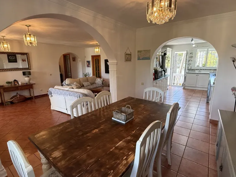 This impressive property is situated in an amazing location with views to the bay of Málaga and the Sierra de Mijas mountains.