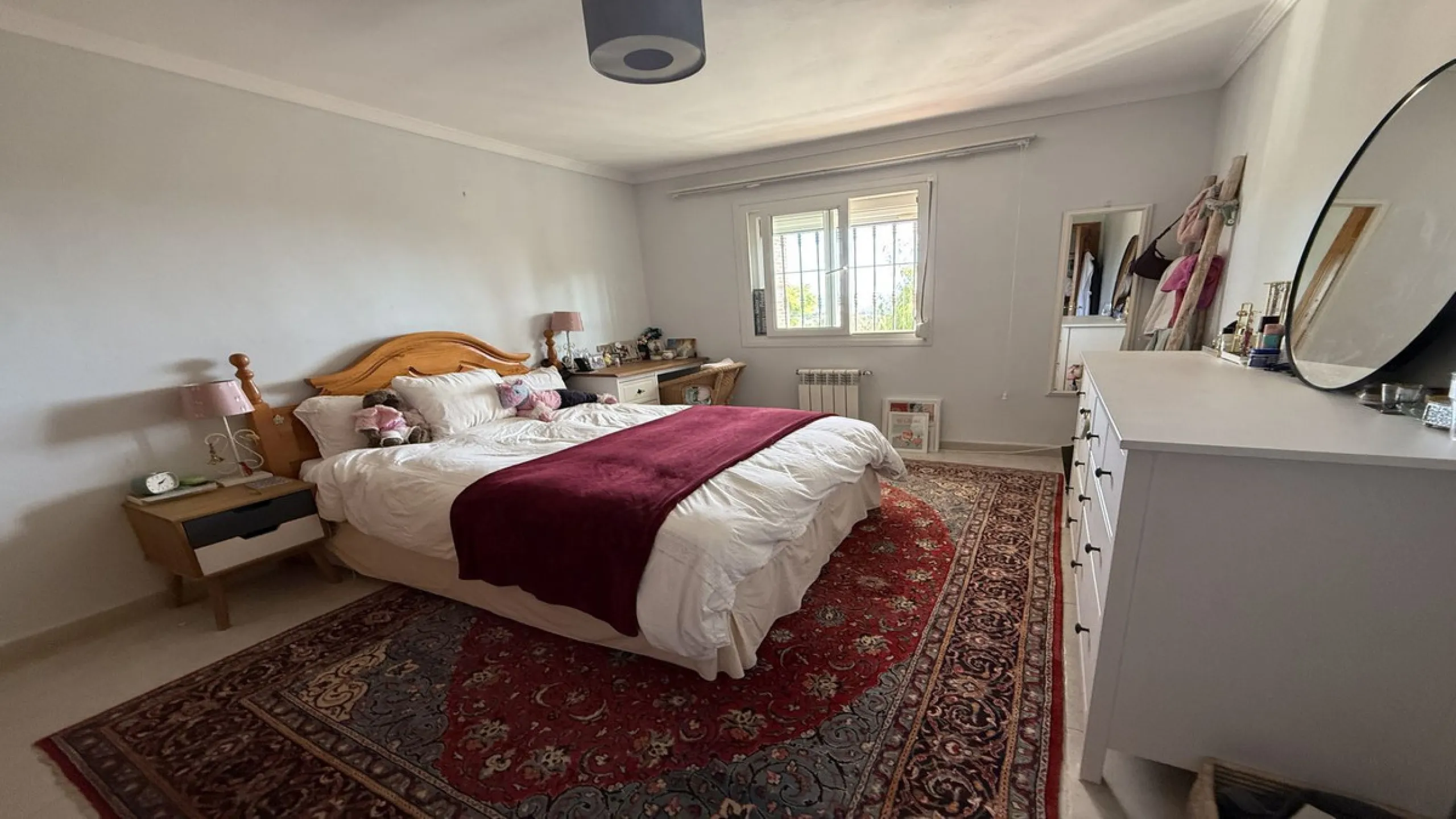 This impressive property is situated in an amazing location with views to the bay of Málaga and the Sierra de Mijas mountains.