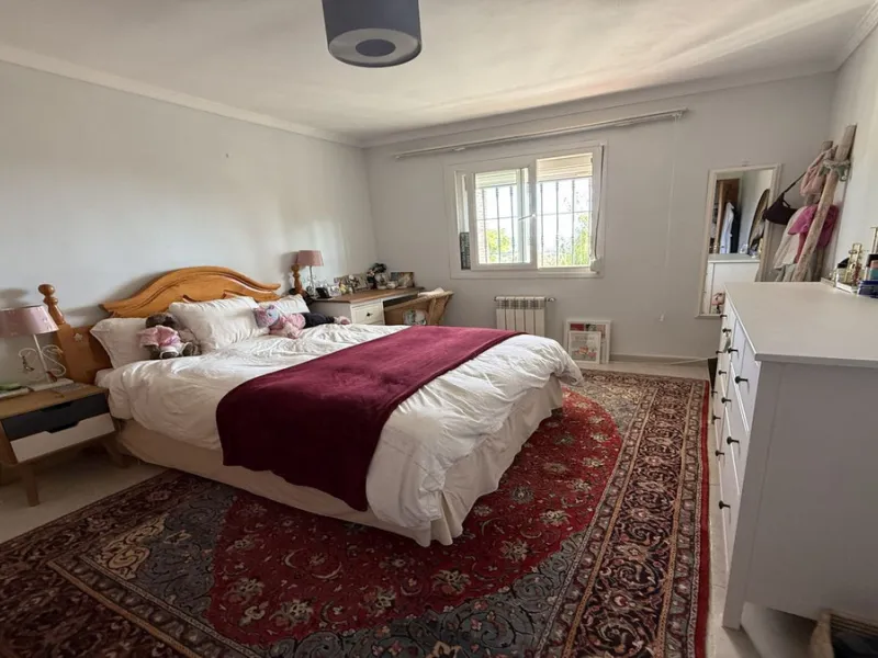 This impressive property is situated in an amazing location with views to the bay of Málaga and the Sierra de Mijas mountains.