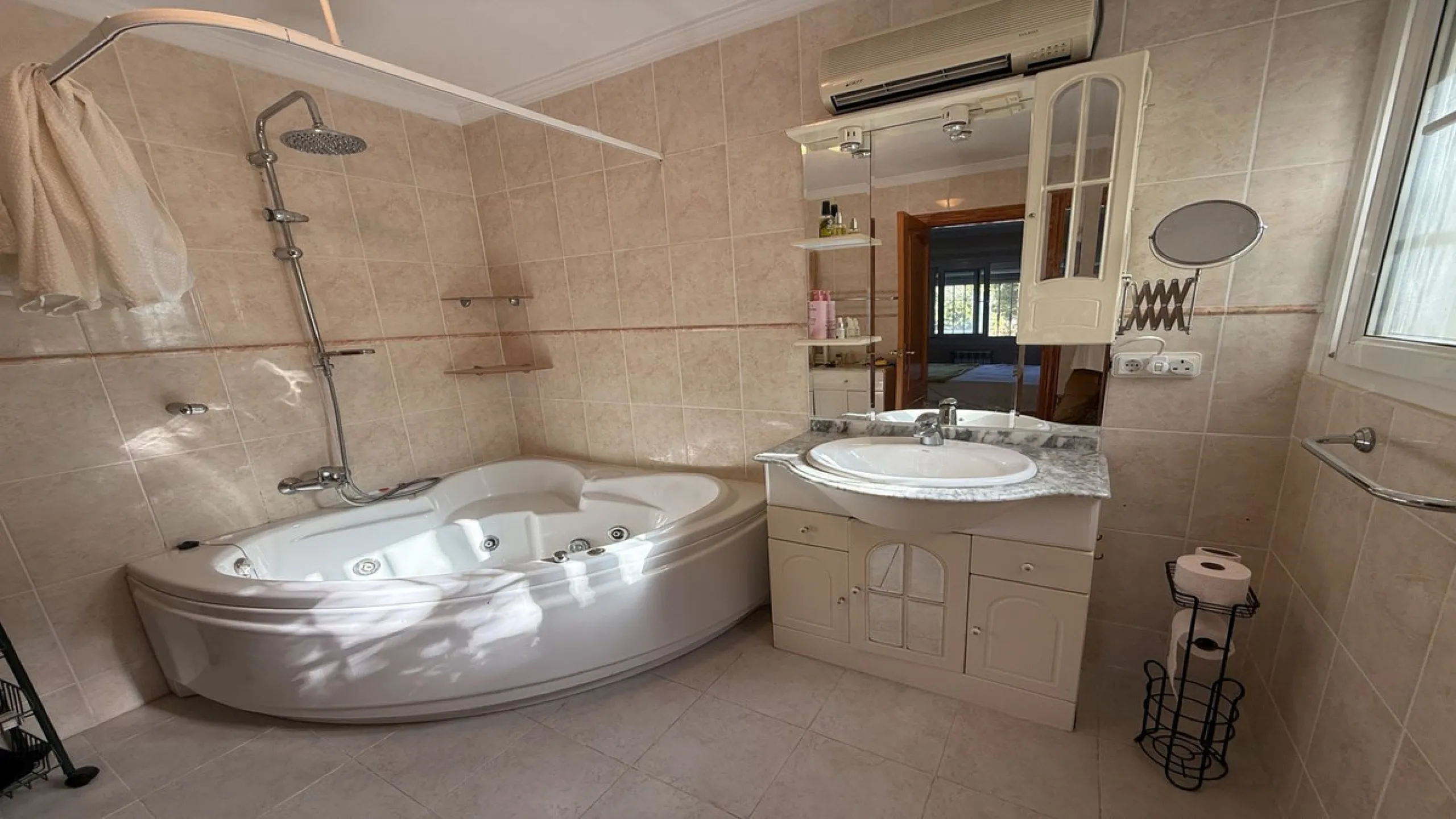 This impressive property is situated in an amazing location with views to the bay of Málaga and the Sierra de Mijas mountains.