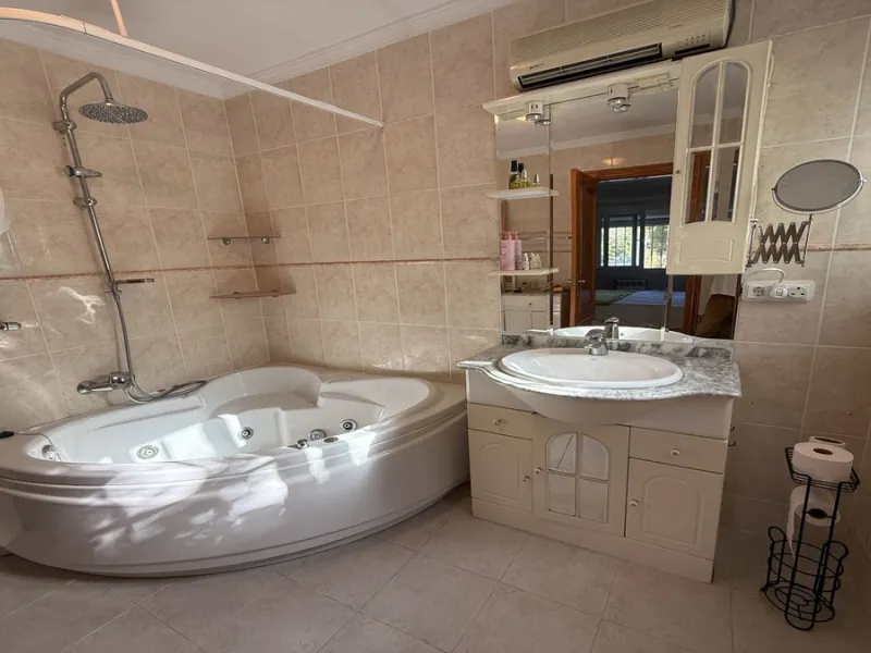 This impressive property is situated in an amazing location with views to the bay of Málaga and the Sierra de Mijas mountains.