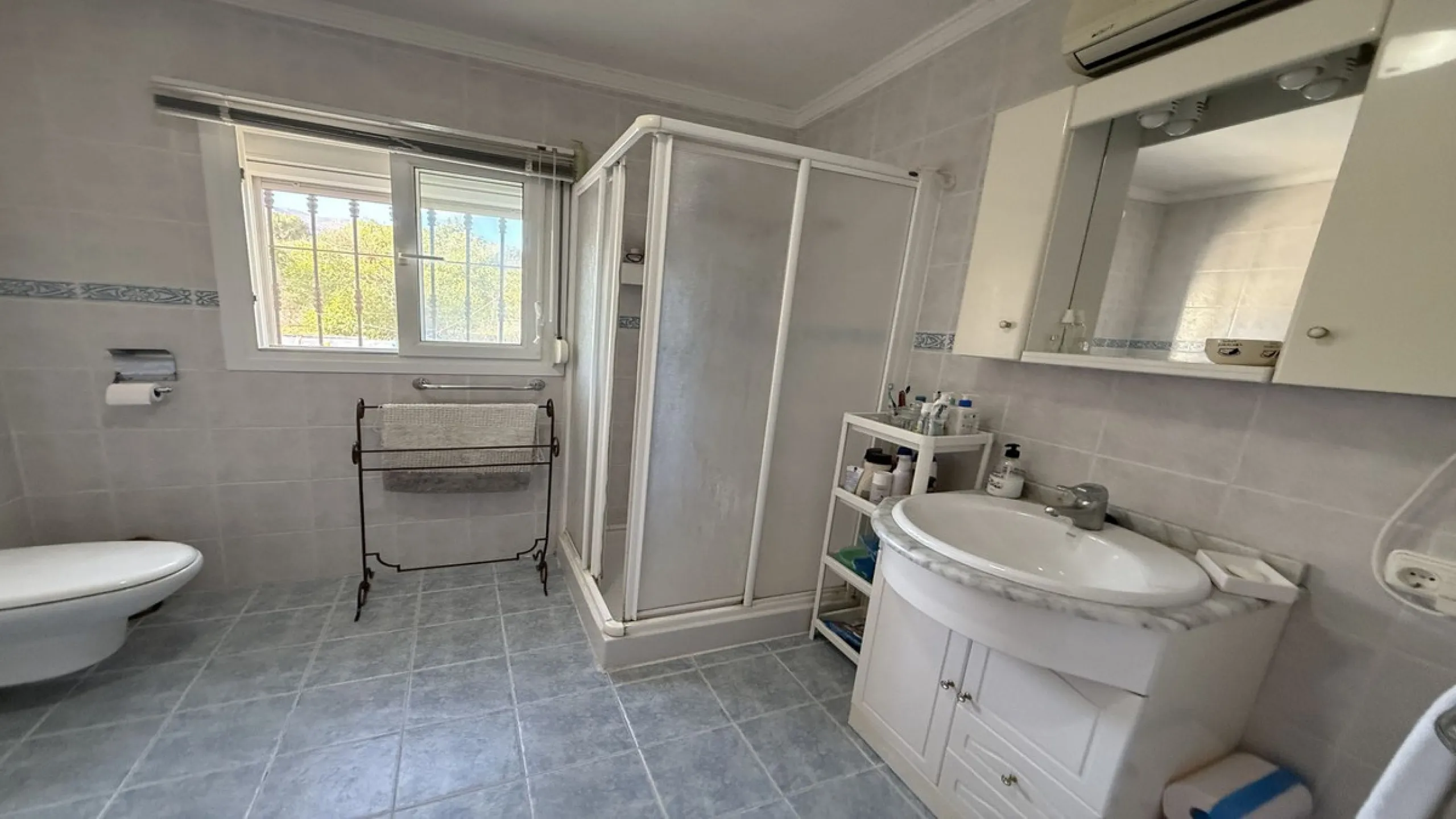 This impressive property is situated in an amazing location with views to the bay of Málaga and the Sierra de Mijas mountains.