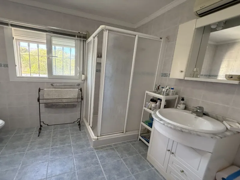 This impressive property is situated in an amazing location with views to the bay of Málaga and the Sierra de Mijas mountains.