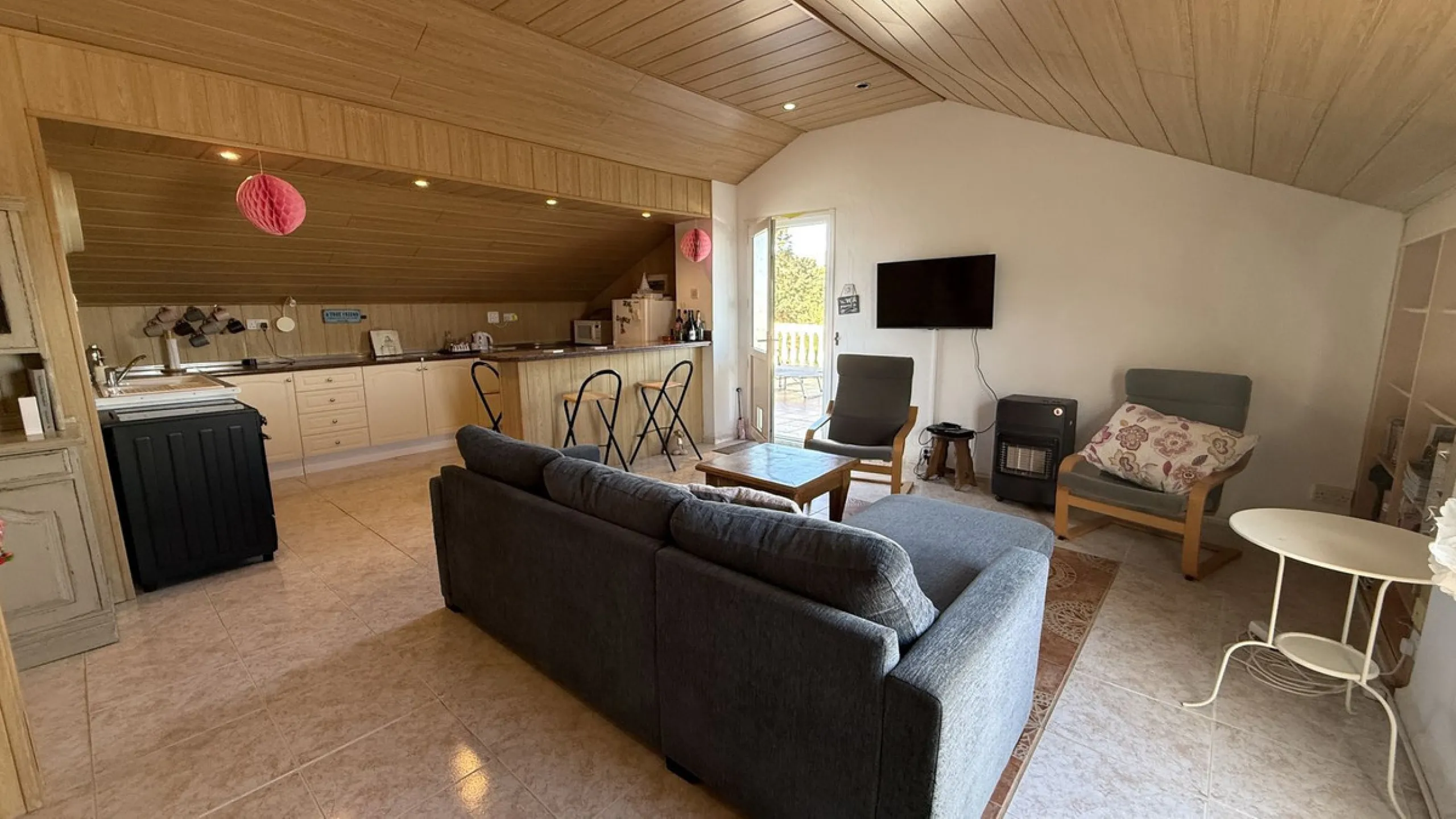 This impressive property is situated in an amazing location with views to the bay of Málaga and the Sierra de Mijas mountains.