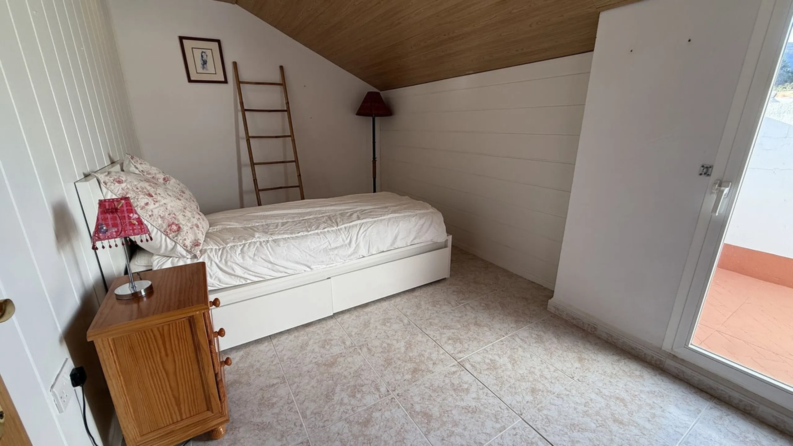 This impressive property is situated in an amazing location with views to the bay of Málaga and the Sierra de Mijas mountains.