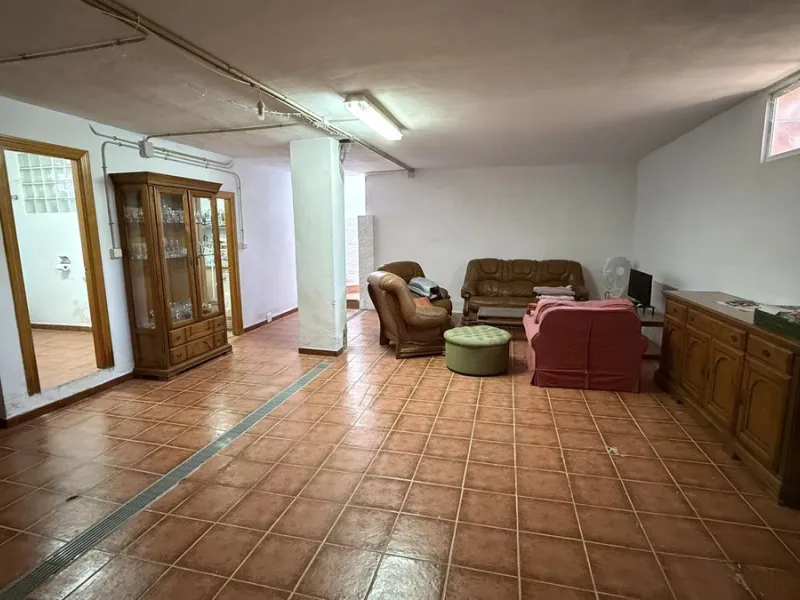 This impressive property is situated in an amazing location with views to the bay of Málaga and the Sierra de Mijas mountains.