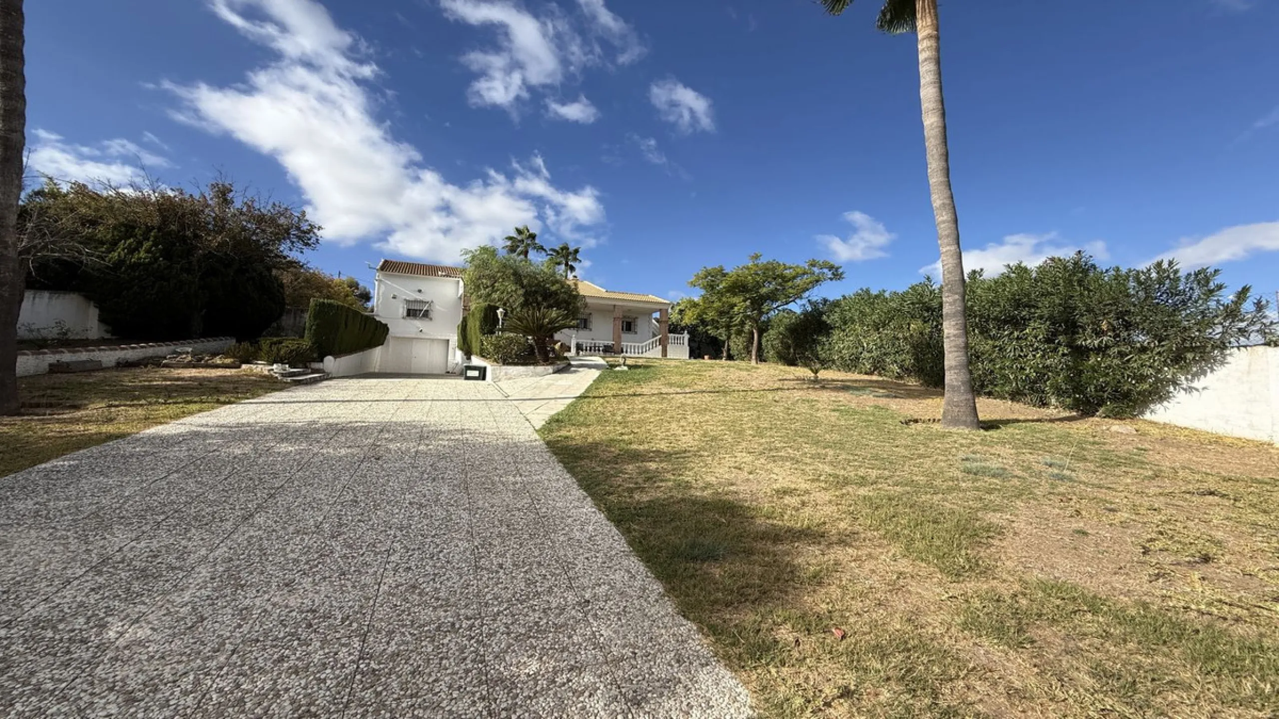 This impressive property is situated in an amazing location with views to the bay of Málaga and the Sierra de Mijas mountains.