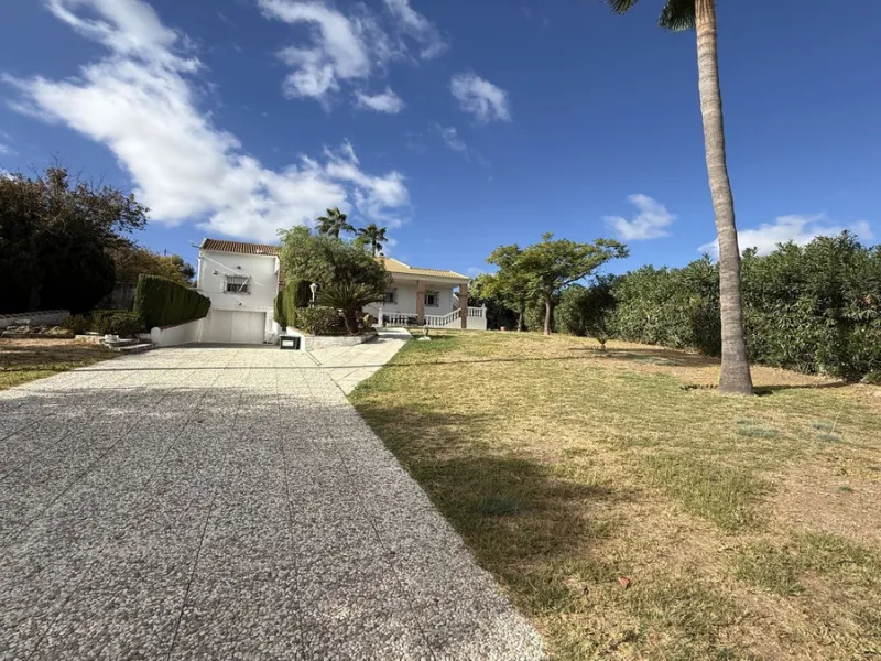 This impressive property is situated in an amazing location with views to the bay of Málaga and the Sierra de Mijas mountains.