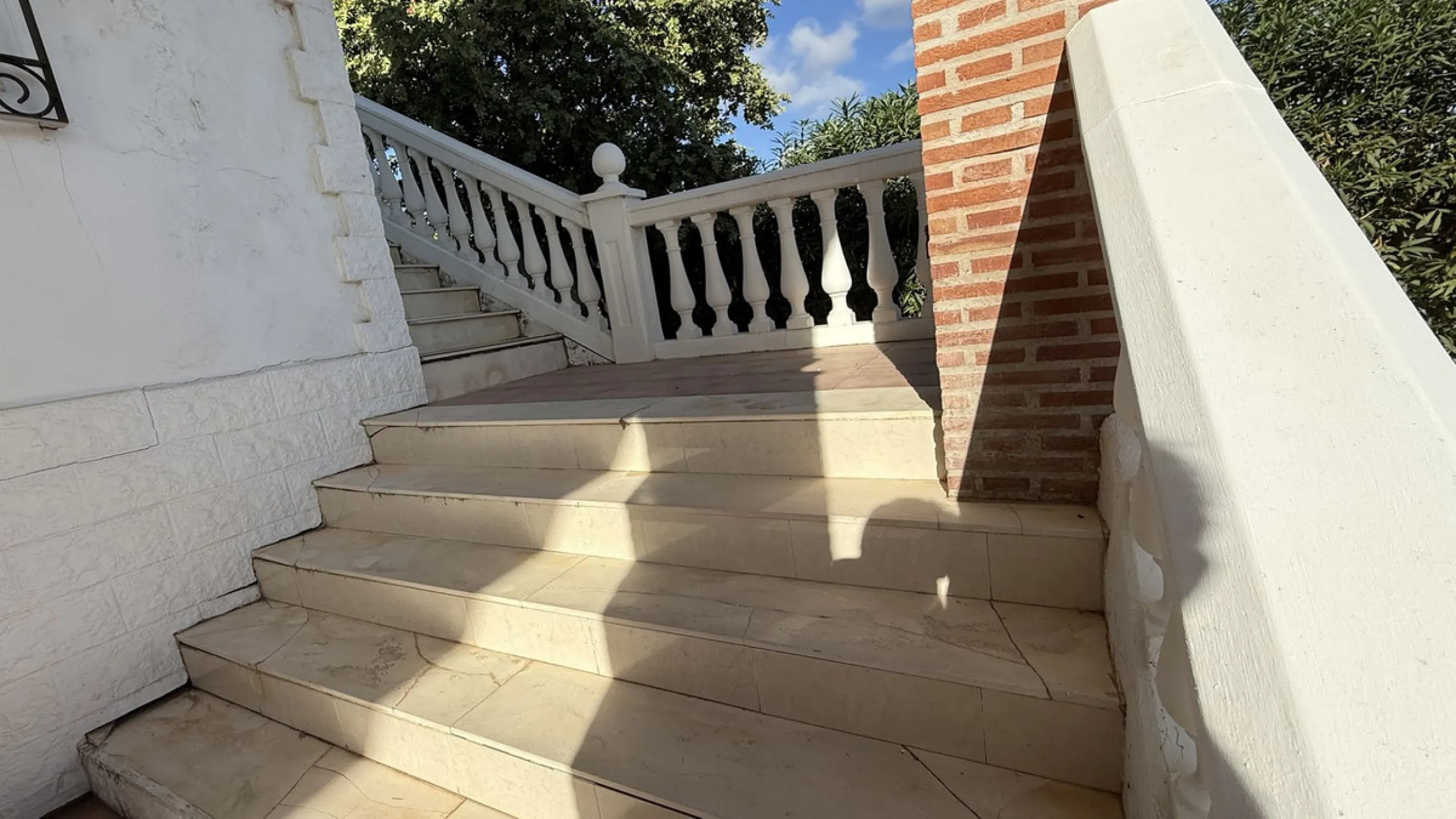 This impressive property is situated in an amazing location with views to the bay of Málaga and the Sierra de Mijas mountains.