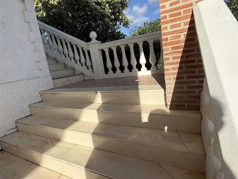 This impressive property is situated in an amazing location with views to the bay of Málaga and the Sierra de Mijas mountains.