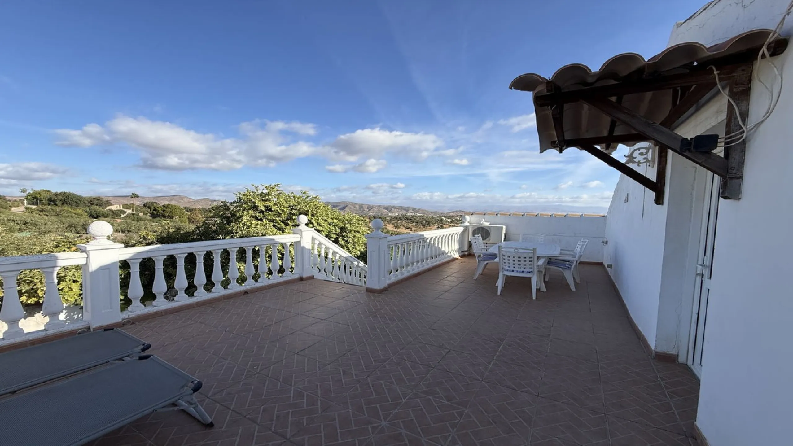 This impressive property is situated in an amazing location with views to the bay of Málaga and the Sierra de Mijas mountains.