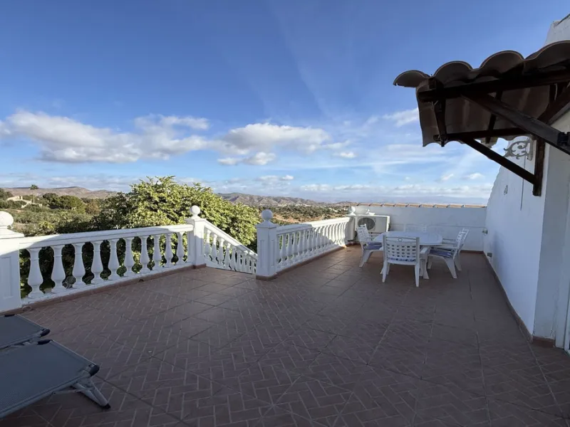 This impressive property is situated in an amazing location with views to the bay of Málaga and the Sierra de Mijas mountains.