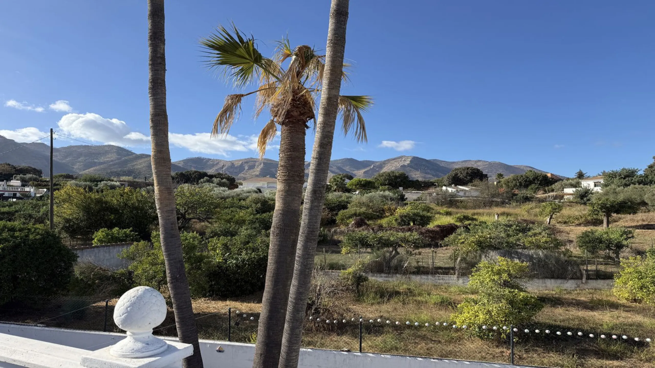 This impressive property is situated in an amazing location with views to the bay of Málaga and the Sierra de Mijas mountains.
