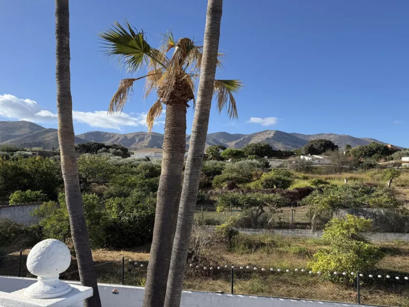 This impressive property is situated in an amazing location with views to the bay of Málaga and the Sierra de Mijas mountains.