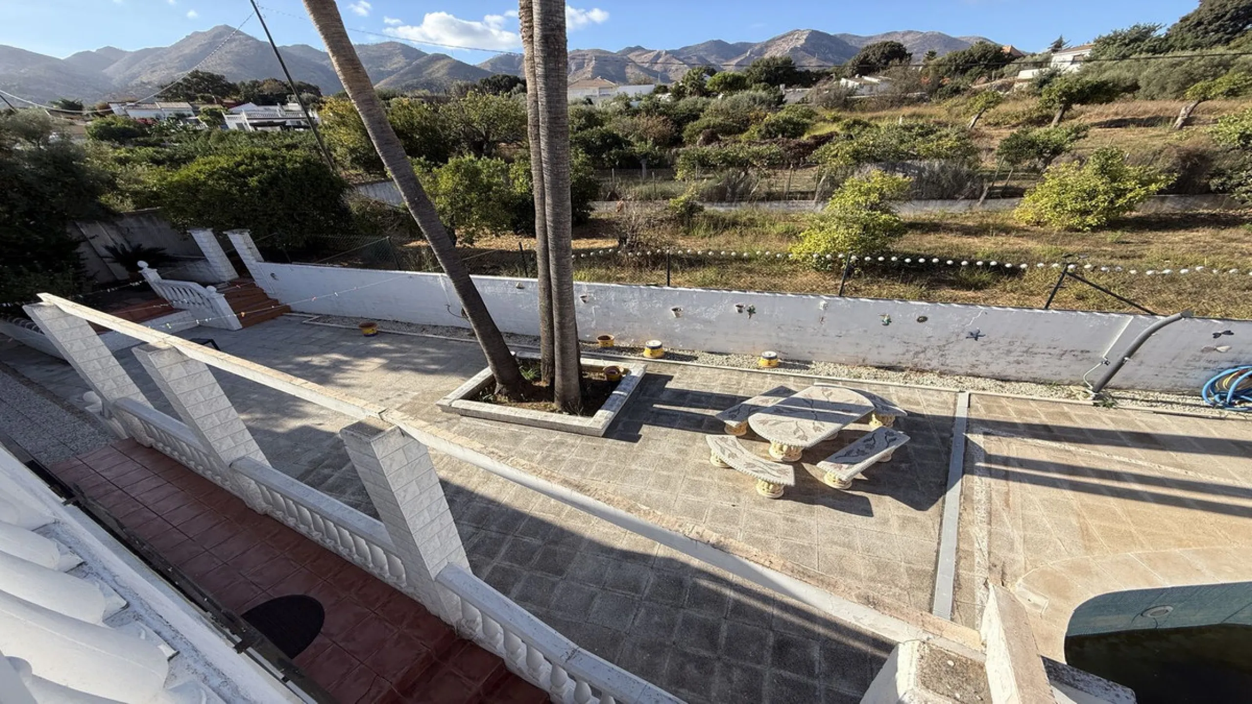 This impressive property is situated in an amazing location with views to the bay of Málaga and the Sierra de Mijas mountains.