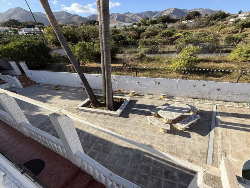 This impressive property is situated in an amazing location with views to the bay of Málaga and the Sierra de Mijas mountains.