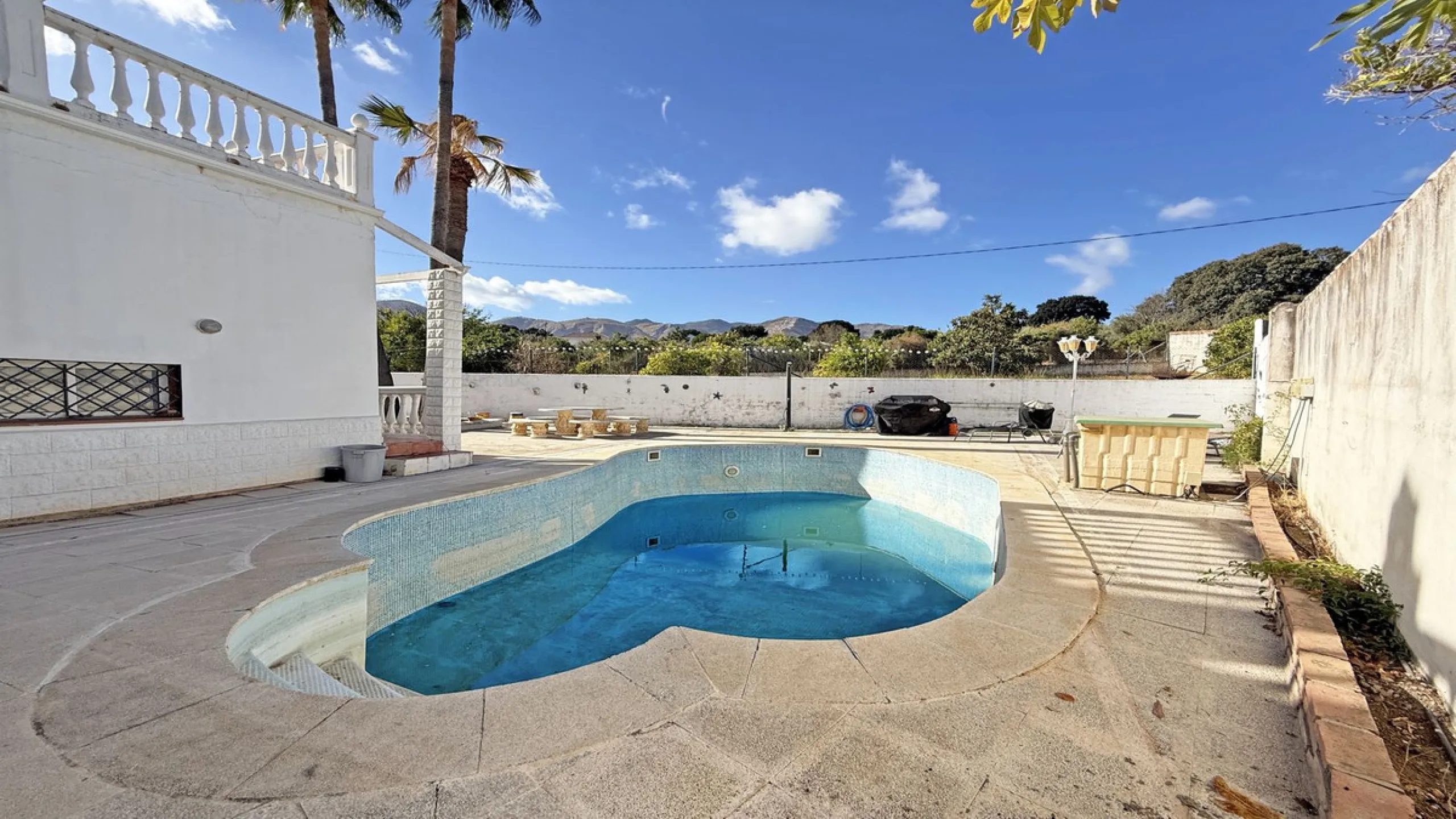 This impressive property is situated in an amazing location with views to the bay of Málaga and the Sierra de Mijas mountains.