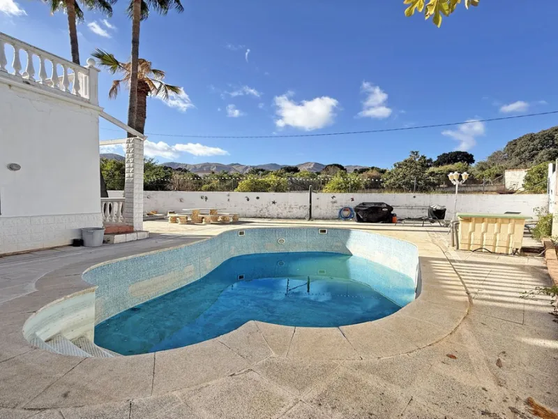 This impressive property is situated in an amazing location with views to the bay of Málaga and the Sierra de Mijas mountains.