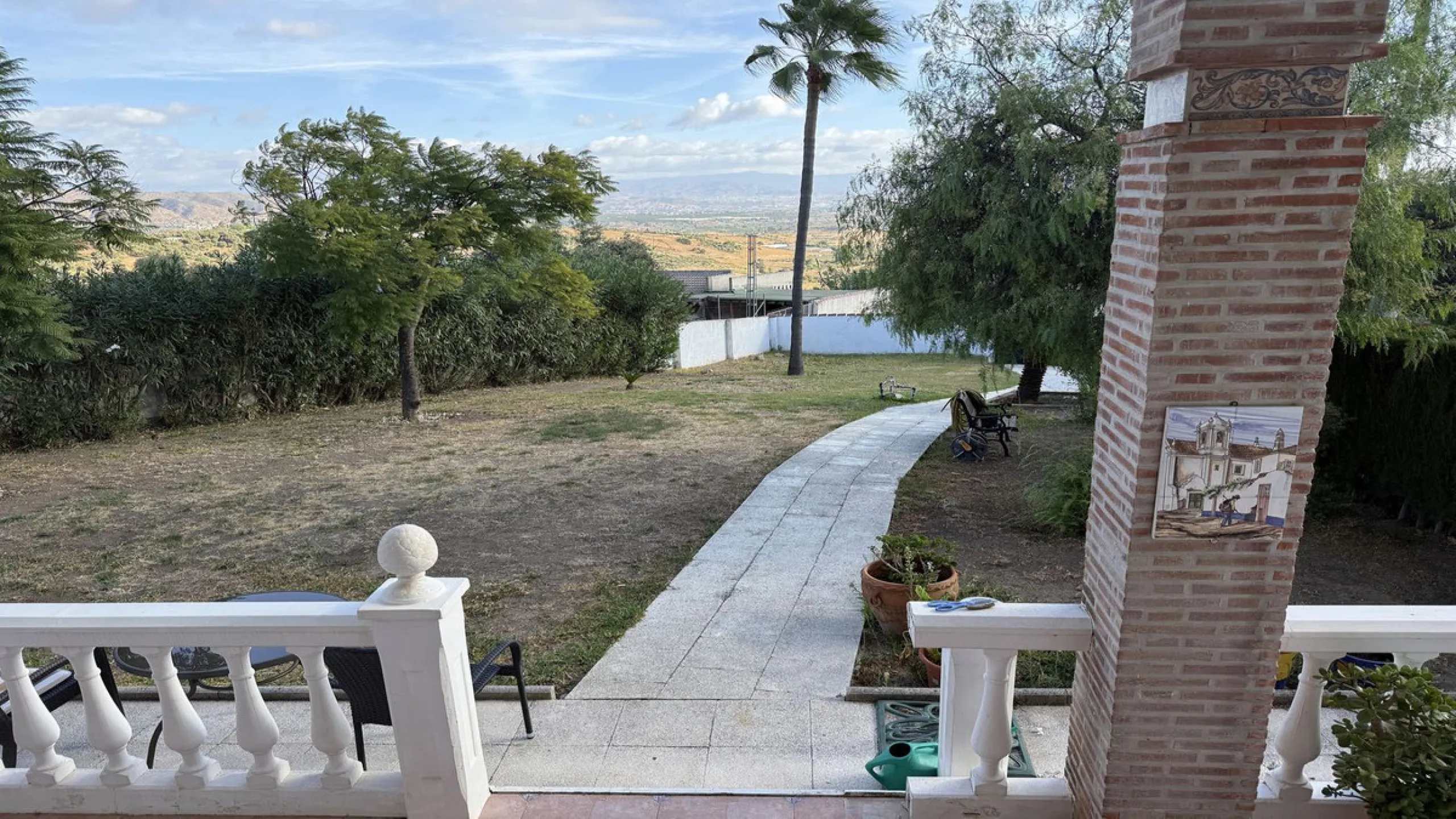 This impressive property is situated in an amazing location with views to the bay of Málaga and the Sierra de Mijas mountains.