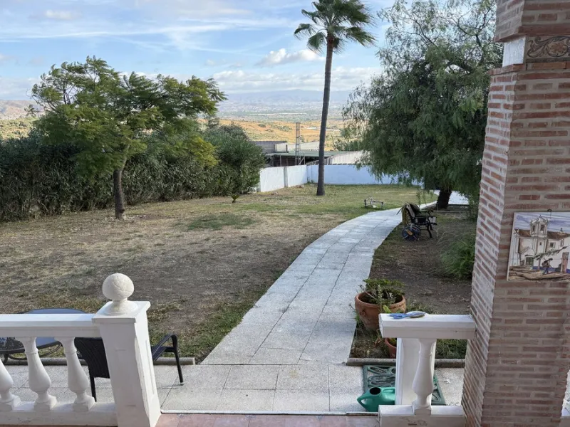 This impressive property is situated in an amazing location with views to the bay of Málaga and the Sierra de Mijas mountains.