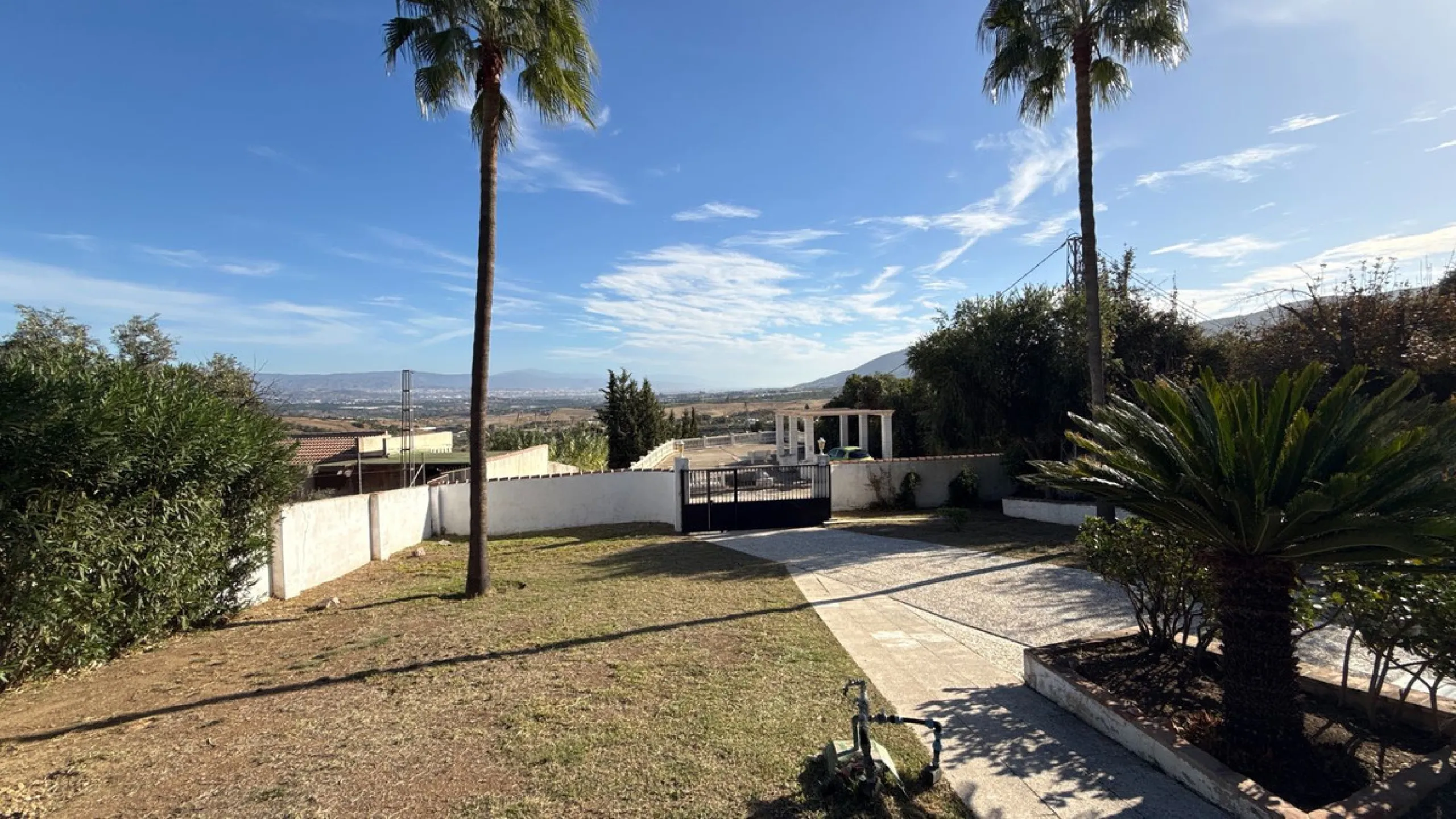 This impressive property is situated in an amazing location with views to the bay of Málaga and the Sierra de Mijas mountains.