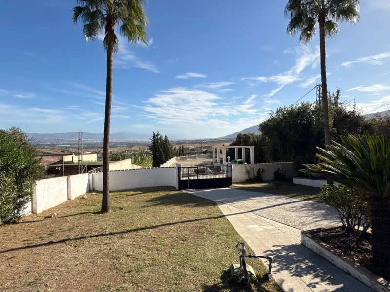 This impressive property is situated in an amazing location with views to the bay of Málaga and the Sierra de Mijas mountains.