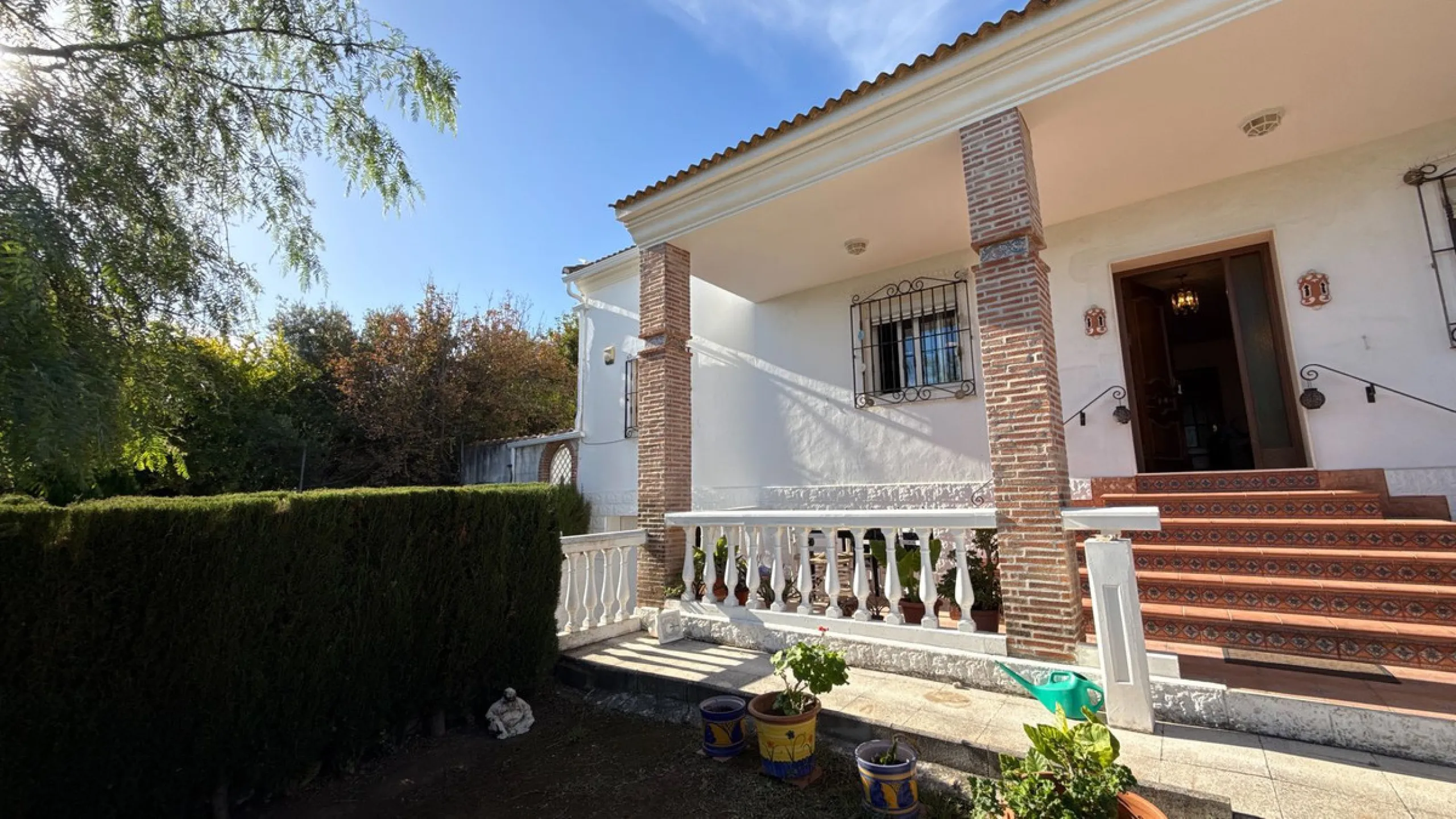 This impressive property is situated in an amazing location with views to the bay of Málaga and the Sierra de Mijas mountains.