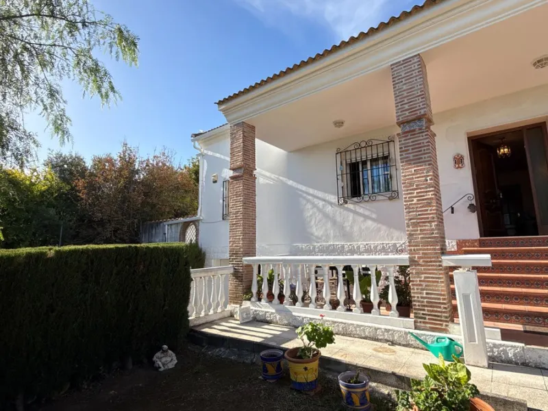 This impressive property is situated in an amazing location with views to the bay of Málaga and the Sierra de Mijas mountains.
