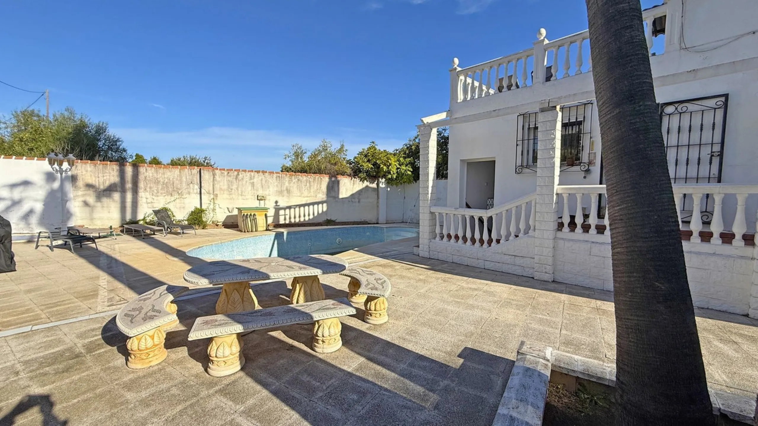 This impressive property is situated in an amazing location with views to the bay of Málaga and the Sierra de Mijas mountains.