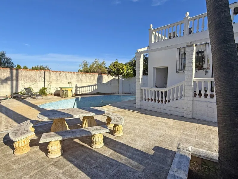 This impressive property is situated in an amazing location with views to the bay of Málaga and the Sierra de Mijas mountains.