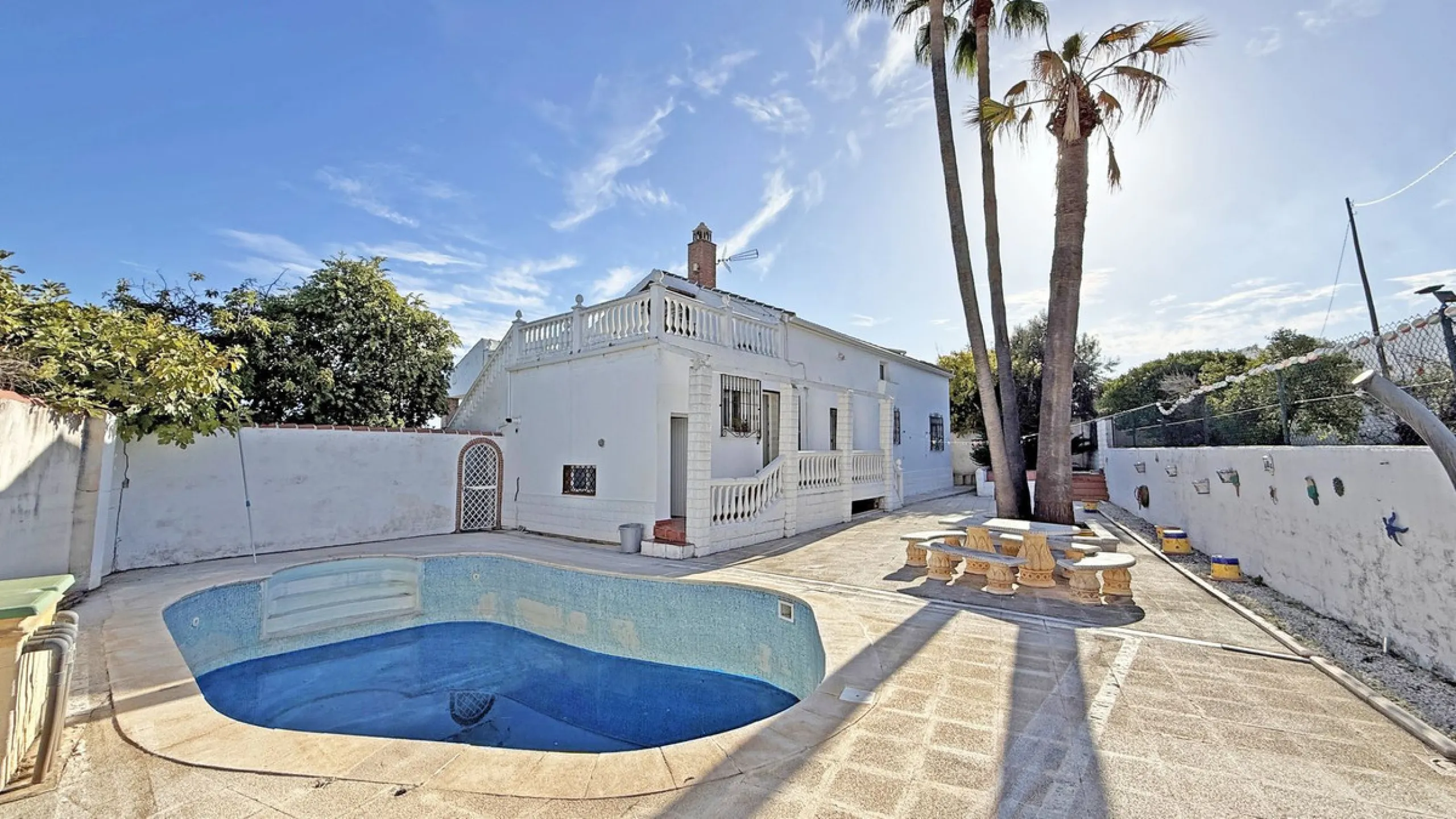 This impressive property is situated in an amazing location with views to the bay of Málaga and the Sierra de Mijas mountains.