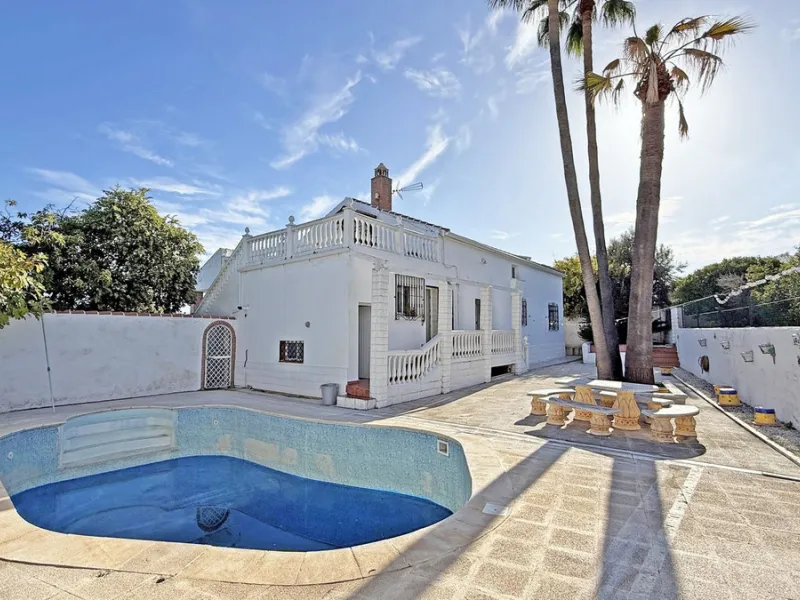This impressive property is situated in an amazing location with views to the bay of Málaga and the Sierra de Mijas mountains.