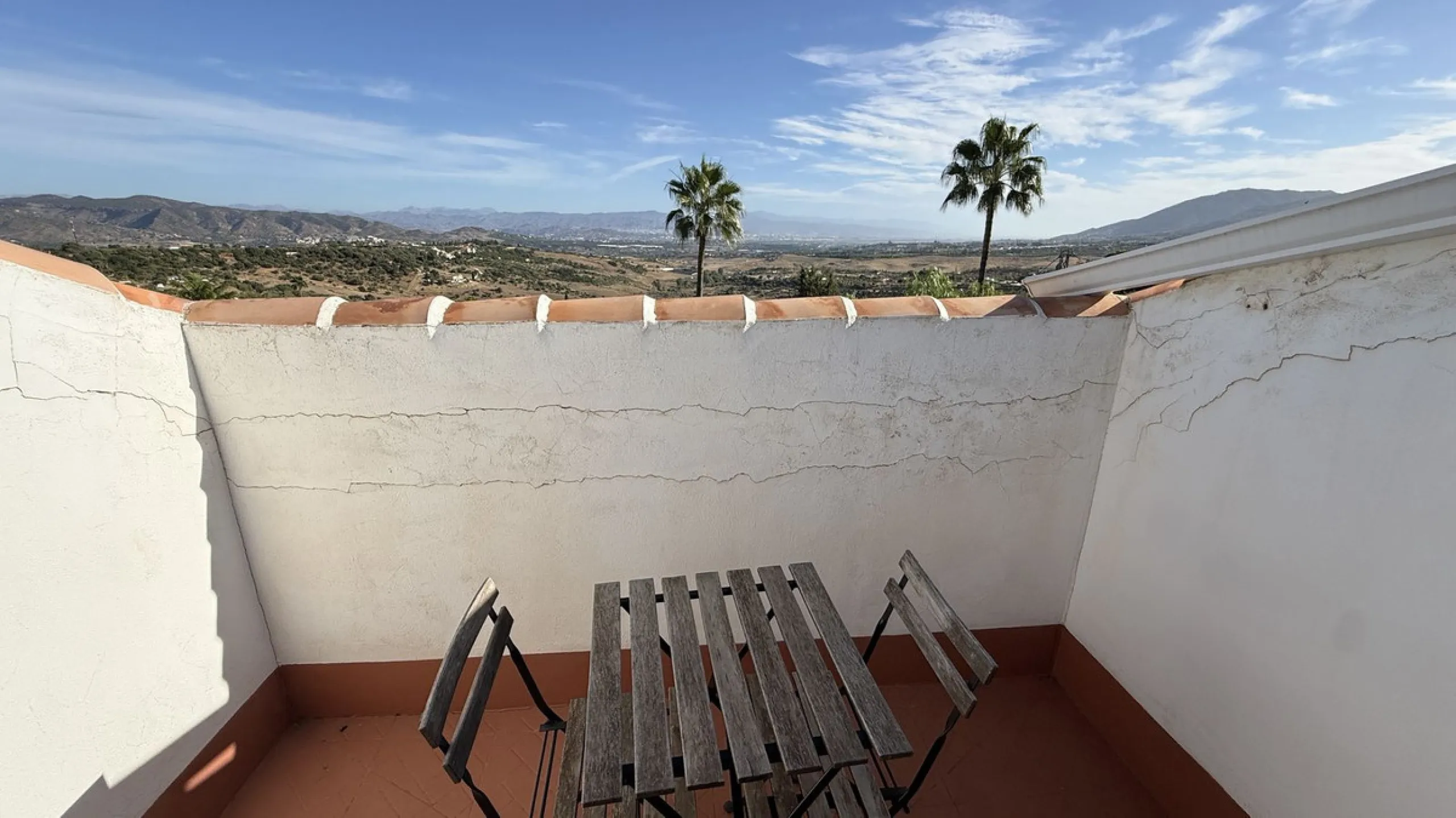 This impressive property is situated in an amazing location with views to the bay of Málaga and the Sierra de Mijas mountains.