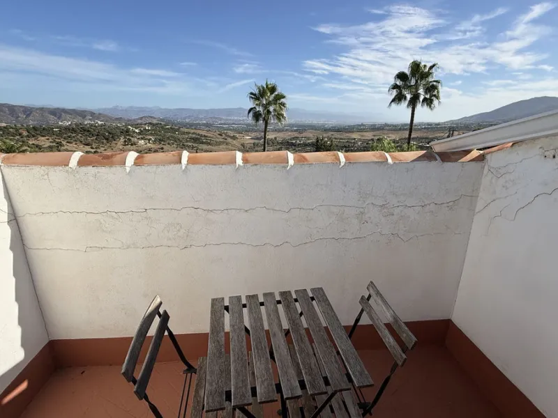 This impressive property is situated in an amazing location with views to the bay of Málaga and the Sierra de Mijas mountains.