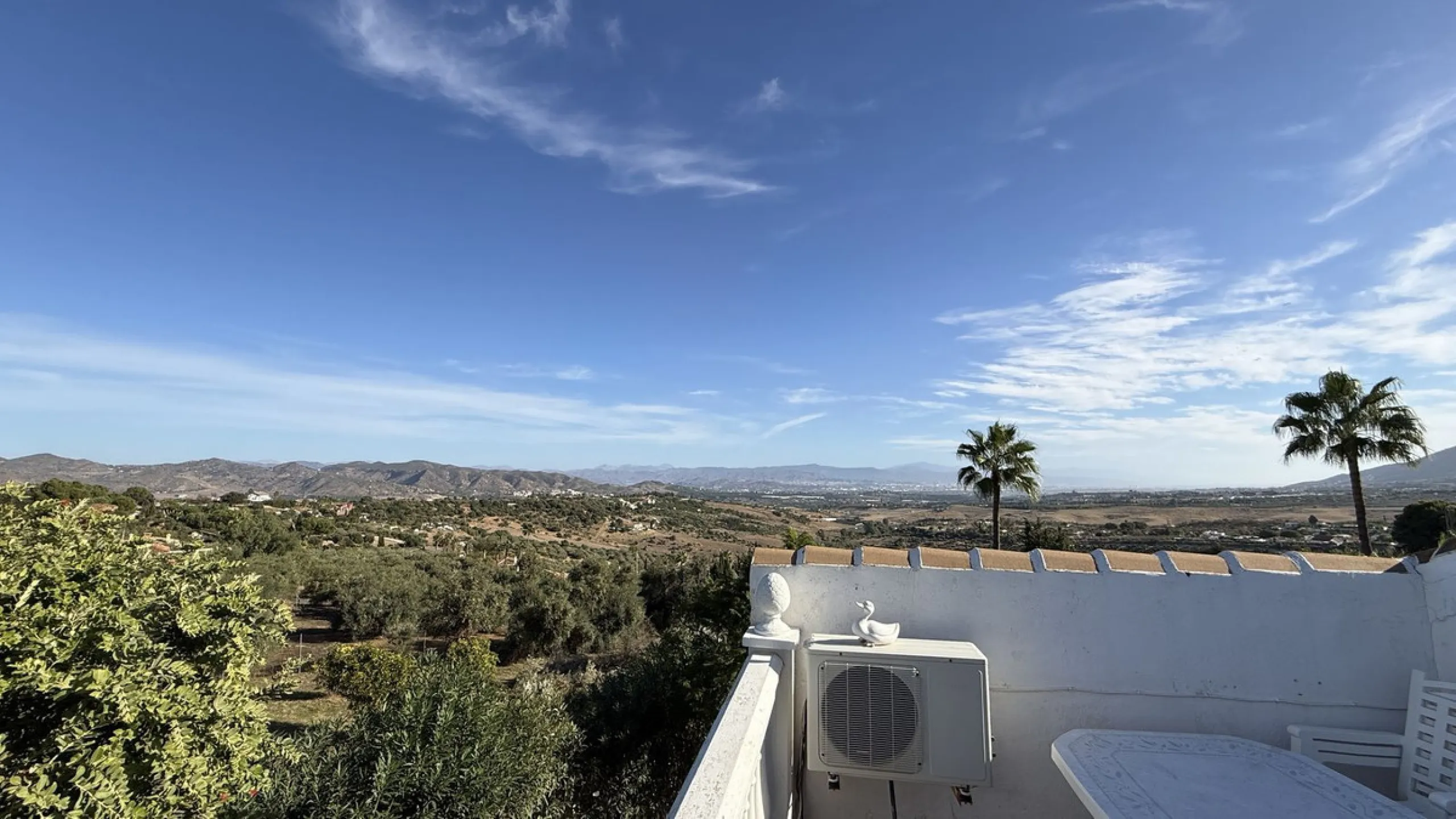 This impressive property is situated in an amazing location with views to the bay of Málaga and the Sierra de Mijas mountains.