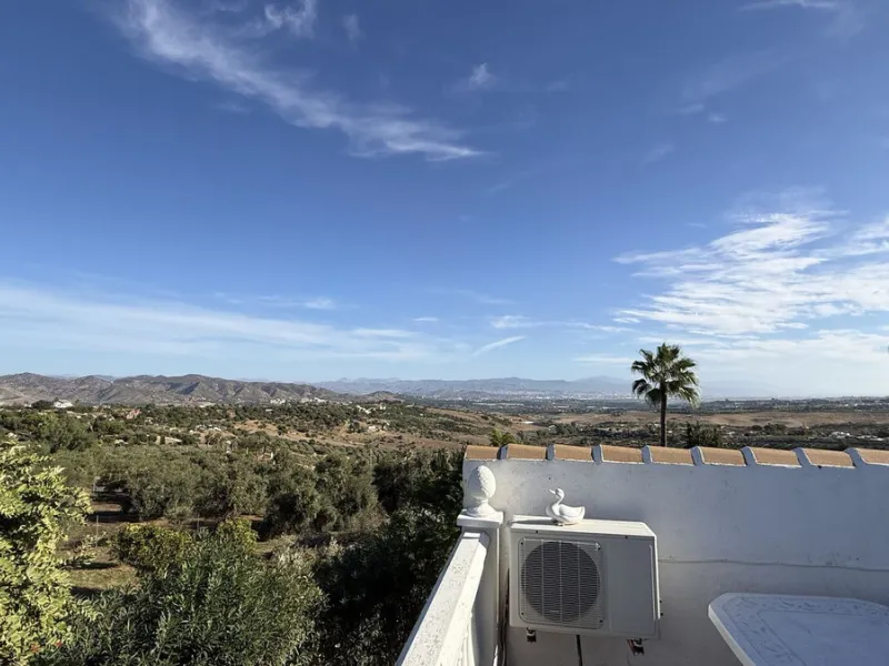 This impressive property is situated in an amazing location with views to the bay of Málaga and the Sierra de Mijas mountains.