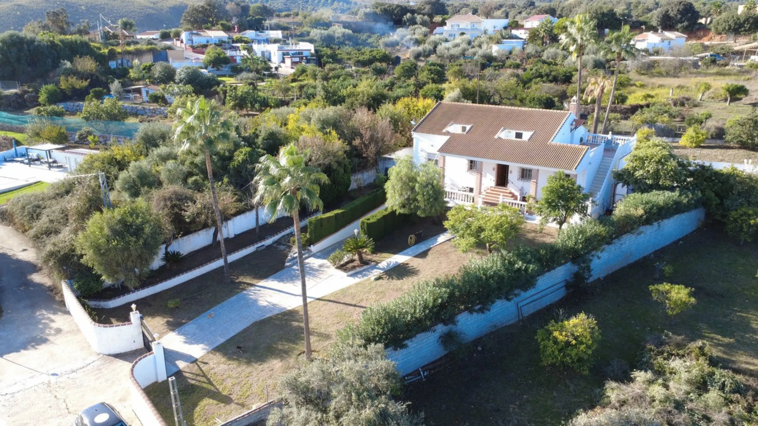 This impressive property is situated in an amazing location with views to the bay of Málaga and the Sierra de Mijas mountains.