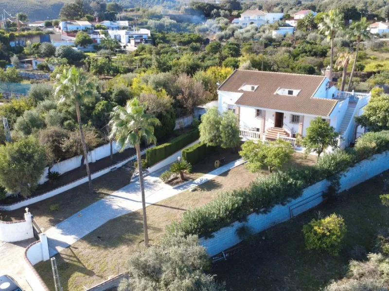 This impressive property is situated in an amazing location with views to the bay of Málaga and the Sierra de Mijas mountains.