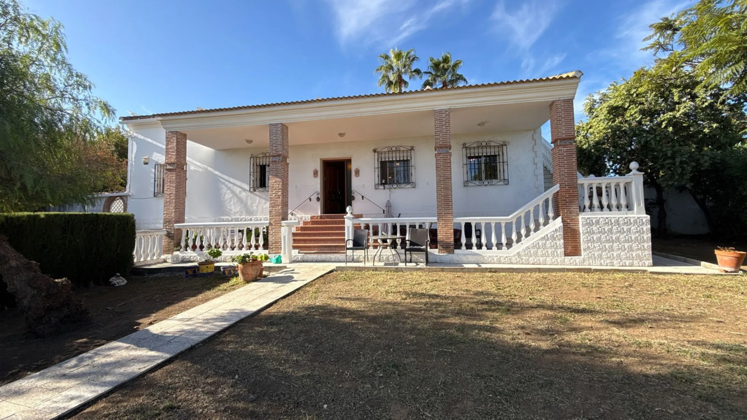 This impressive property is situated in an amazing location with views to the bay of Málaga and the Sierra de Mijas mountains.