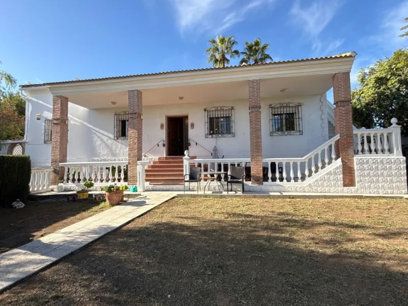 This impressive property is situated in an amazing location with views to the bay of Málaga and the Sierra de Mijas mountains.